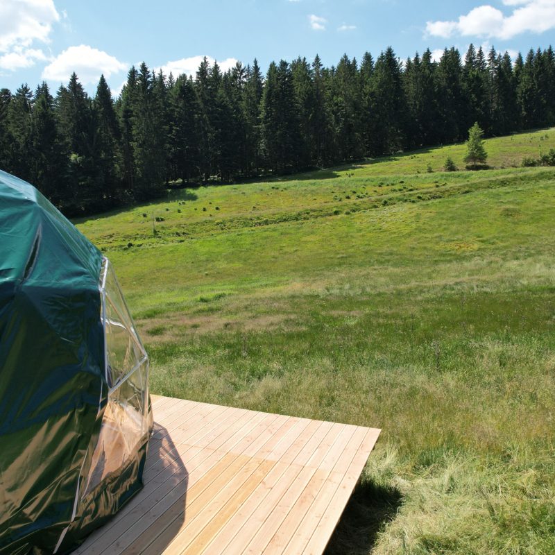 Podest Dome Wiese Lodge